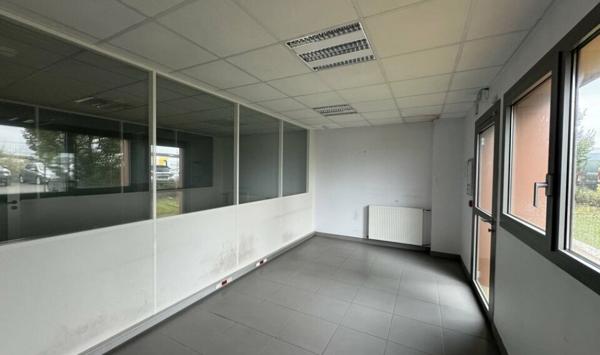 A LOUER : LE MANS Z.I. SUD - LOCAL D'ACTIVITÉ DE 3&nbsp;532 M² AVEC ENSEMBLE DE BUREAUX MODULABLES.