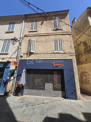 Rentabilité immédiate pour cet immeuble idéalement situé au centre historique de Hyères !

Composé de 8 lots tous loués, ce bien se compose comme suit :
- En RDC, un local commercial avec bonne visibilité et exploité depuis plusieurs années
- Au 1er et 2ème étage, 3 studios par niveau
- au 3ème étage, un T2

Tous les lots sont équipés de compteurs individuels (eau + électricité)
Revenu annuel 49440€ / Taxe foncière 4550€ / Charges (élec + ménage des communs) environ 2000€/an

Idéal investisseurs, une visite s'impose !