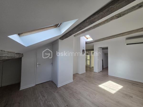 Rentabilité immédiate pour cet immeuble idéalement situé au centre historique de Hyères !

Composé de 8 lots tous loués, ce bien se compose comme suit :
- En RDC, un local commercial avec bonne visibilité et exploité depuis plusieurs années
- Au 1er et 2ème étage, 3 studios par niveau
- au 3ème étage, un T2

Tous les lots sont équipés de compteurs individuels (eau + électricité)
Revenu annuel 49440€ / Taxe foncière 4550€ / Charges (élec + ménage des communs) environ 2000€/an

Idéal investisseurs, une visite s'impose !