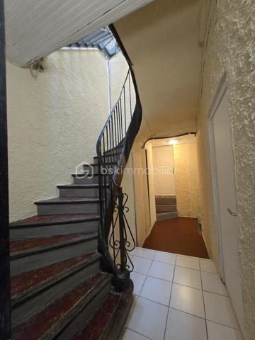 Rentabilité immédiate pour cet immeuble idéalement situé au centre historique de Hyères !

Composé de 8 lots tous loués, ce bien se compose comme suit :
- En RDC, un local commercial avec bonne visibilité et exploité depuis plusieurs années
- Au 1er et 2ème étage, 3 studios par niveau
- au 3ème étage, un T2

Tous les lots sont équipés de compteurs individuels (eau + électricité)
Revenu annuel 49440€ / Taxe foncière 4550€ / Charges (élec + ménage des communs) environ 2000€/an

Idéal investisseurs, une visite s'impose !