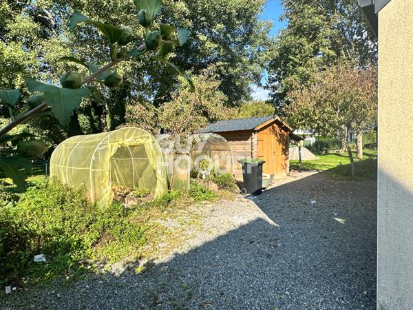 Maison de plain-pied récente, au calme, proche bourg et commodités