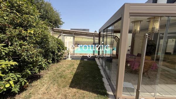 Séné – Maison familiale avec piscine couverte