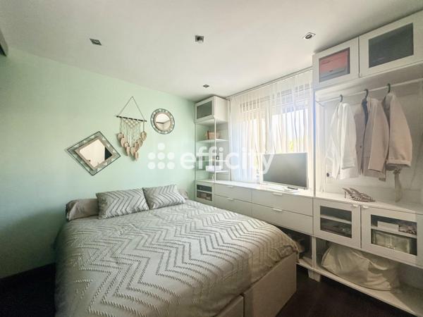Maison
         4 pièces
        - 90 m² Exclusivité 330 000 € *