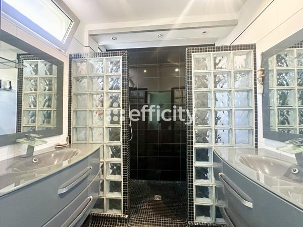 Maison
         4 pièces
        - 90 m² Exclusivité 330 000 € *