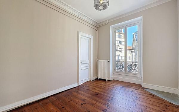 Appartement à vendre    5 pièces • 132,48 m2 Pau