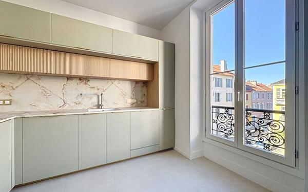 Appartement à vendre    5 pièces • 132,48 m2 Pau