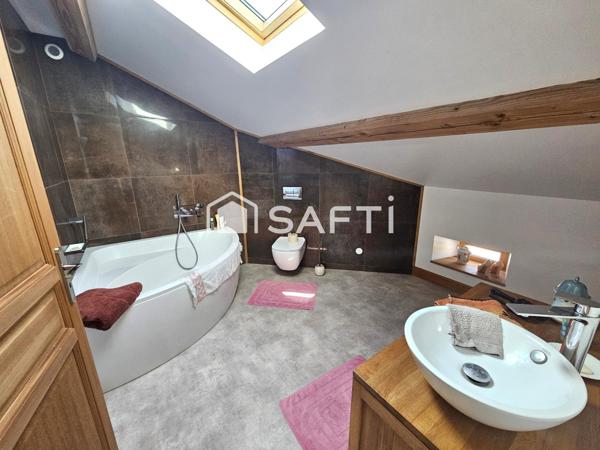 Charmante maison en pierre de 180 m² habitables.