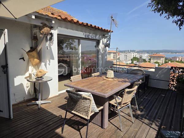 Dans un quartier prisé et résidentiel, à proximité immédiate du centre-ville, venez découvrir ce superbe appartement de 93 m² entièrement
rénové en 2019, alliant avec élégance le charme de l’ancien et le confort moderne.
Dès l’entrée, vous serez séduit par ses magnifiques carreaux de ciment et son atmosphère chaleureuse. Situé au sein d’une petite
copropriété, ce bien rare offre une véritable sensation de maison.
Vous profiterez d’un vaste séjour traversant de 46 m², idéal pour recevoir et partager de beaux moments. les 2 chambres ouvrent sur la
terrasse , une salle d’eau contemporaine ainsi qu’une cuisine entièrement équipée sublimée par une élégante verrière complètent l’espace de
vie.
À l’extérieur, laissez-vous charmer par une agréable terrasse avec vue dégagée sur Sète et ses toits, la mer ainsi qu’un joli jardin intimiste,
parfait pour vos moments de détente.
Les plus : un immense garage de 46 m² avec cave de 16 m², offrant un espace de stockage ou d’aménagement exceptionnel.
Un bien coup de cœur, rare sur le secteur, mêlant cachet, volumes et prestations de qualité. À visiter sans tarder !