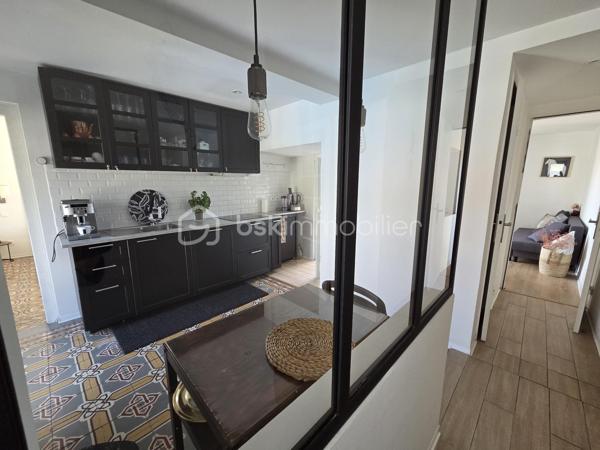 Dans un quartier prisé et résidentiel, à proximité immédiate du centre-ville, venez découvrir ce superbe appartement de 93 m² entièrement
rénové en 2019, alliant avec élégance le charme de l’ancien et le confort moderne.
Dès l’entrée, vous serez séduit par ses magnifiques carreaux de ciment et son atmosphère chaleureuse. Situé au sein d’une petite
copropriété, ce bien rare offre une véritable sensation de maison.
Vous profiterez d’un vaste séjour traversant de 46 m², idéal pour recevoir et partager de beaux moments. les 2 chambres ouvrent sur la
terrasse , une salle d’eau contemporaine ainsi qu’une cuisine entièrement équipée sublimée par une élégante verrière complètent l’espace de
vie.
À l’extérieur, laissez-vous charmer par une agréable terrasse avec vue dégagée sur Sète et ses toits, la mer ainsi qu’un joli jardin intimiste,
parfait pour vos moments de détente.
Les plus : un immense garage de 46 m² avec cave de 16 m², offrant un espace de stockage ou d’aménagement exceptionnel.
Un bien coup de cœur, rare sur le secteur, mêlant cachet, volumes et prestations de qualité. À visiter sans tarder !