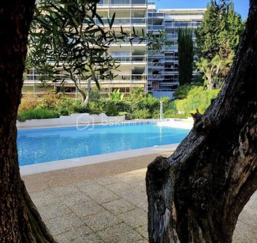 Au sein de la résidence recherchée "Le Mas de Tanit", découvrez ce grand studio situé au 4e étage, bénéficiant d’une agréable exposition Sud/Ouest et d’une belle terrasse donnant sur un environnement arboré, avec une vue dégagée avec petit aperçu mer.

L’appartement se compose d’une entrée desservant une salle de bain avec WC, ainsi qu’un véritable dressing d’environ 6 m2, offrant une capacité de rangement particulièrement appréciable. 

La pièce principale, lumineuse et climatisée, propose un espace séjour confortable ainsi qu’une cuisine ouverte équipée avec bar, permettant de profiter d’un espace de vie convivial et fonctionnel. Le séjour s’ouvre directement sur la terrasse.

La résidence dispose également d’une piscine, véritable atout pour profiter pleinement du climat azuréen. Une cave complète ce bien.

L’appartement peut être vendu meublé, ce qui le rend particulièrement adapté à un pied-à-terre, une résidence secondaire ou un investissement locatif.

La plage se situe à environ 700 mètres.

Le logement étant actuellement exploité en location saisonnière, les visites pourront être organisées sur certains créneaux disponibles, notamment courant septembre et début octobre.