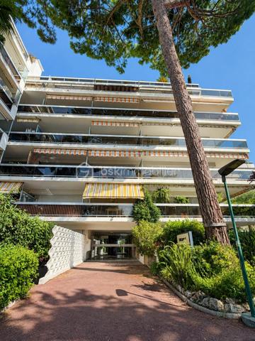 Au sein de la résidence recherchée "Le Mas de Tanit", découvrez ce grand studio situé au 4e étage, bénéficiant d’une agréable exposition Sud/Ouest et d’une belle terrasse donnant sur un environnement arboré, avec une vue dégagée avec petit aperçu mer.

L’appartement se compose d’une entrée desservant une salle de bain avec WC, ainsi qu’un véritable dressing d’environ 6 m2, offrant une capacité de rangement particulièrement appréciable. 

La pièce principale, lumineuse et climatisée, propose un espace séjour confortable ainsi qu’une cuisine ouverte équipée avec bar, permettant de profiter d’un espace de vie convivial et fonctionnel. Le séjour s’ouvre directement sur la terrasse.

La résidence dispose également d’une piscine, véritable atout pour profiter pleinement du climat azuréen. Une cave complète ce bien.

L’appartement peut être vendu meublé, ce qui le rend particulièrement adapté à un pied-à-terre, une résidence secondaire ou un investissement locatif.

La plage se situe à environ 700 mètres.

Le logement étant actuellement exploité en location saisonnière, les visites pourront être organisées sur certains créneaux disponibles, notamment courant septembre et début octobre.