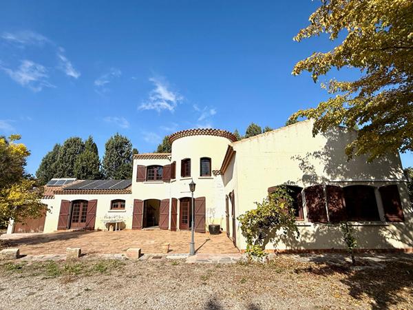 MAISON À FORT POTENTIEL AVEC GRAND TERRAIN 3 853m²