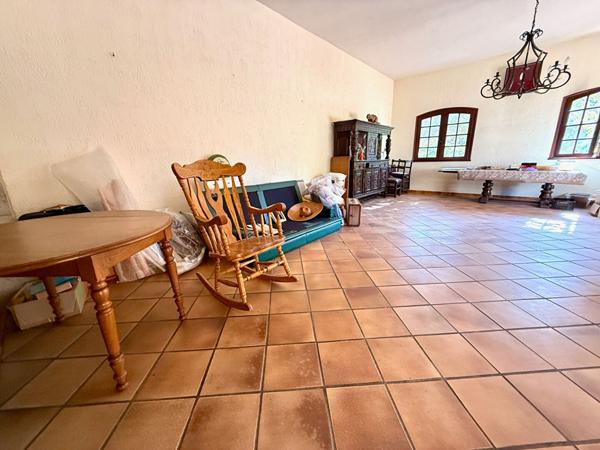 MAISON À FORT POTENTIEL AVEC GRAND TERRAIN 3 853m²