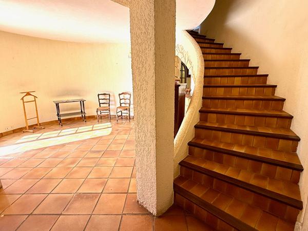 MAISON À FORT POTENTIEL AVEC GRAND TERRAIN 3 853m²