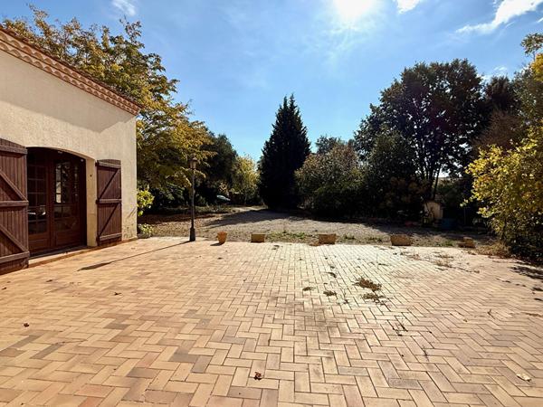 MAISON À FORT POTENTIEL AVEC GRAND TERRAIN 3 853m²