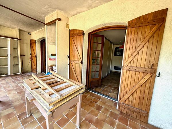 MAISON À FORT POTENTIEL AVEC GRAND TERRAIN 3 853m²