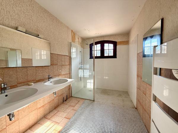 MAISON À FORT POTENTIEL AVEC GRAND TERRAIN 3 853m²