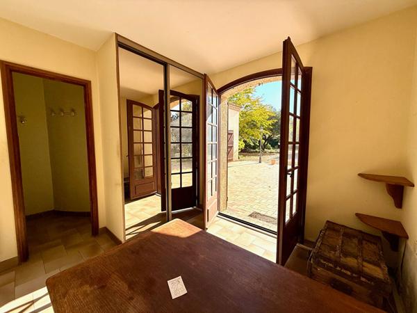 MAISON À FORT POTENTIEL AVEC GRAND TERRAIN 3 853m²