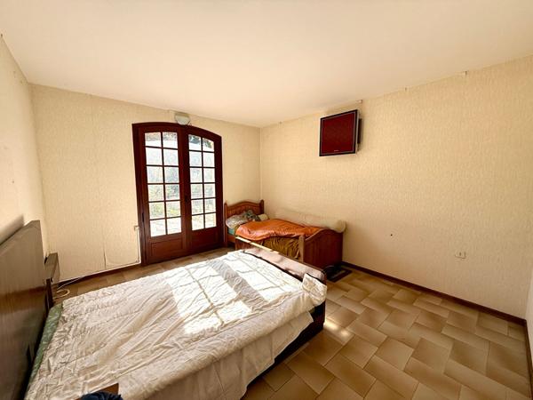 MAISON À FORT POTENTIEL AVEC GRAND TERRAIN 3 853m²