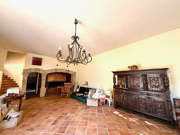 MAISON À FORT POTENTIEL AVEC GRAND TERRAIN 3 853m²