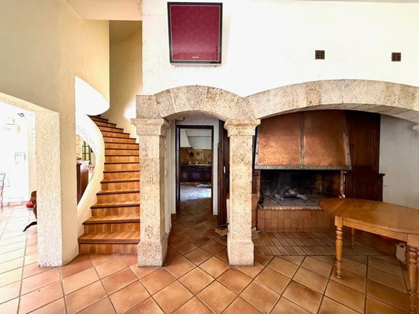 MAISON À FORT POTENTIEL AVEC GRAND TERRAIN 3 853m²