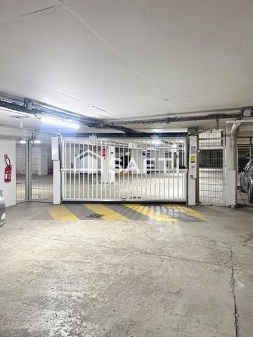 Place de Parking Face à la Gare de Versailles R G