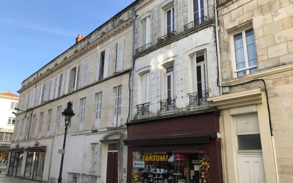 Immeuble à vendre    4 pièces •  Rochefort