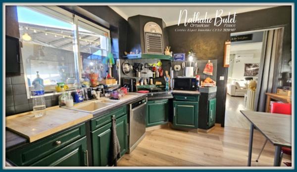 Maison rénovée en 2018 – 3 habitations distinctes – Grande cour et garages – PUISSERGIUER