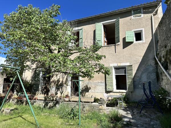 SOUS OFFRE - À quelques minutes à pied du centre ancien de Forcalquier, sur le versant sud de la citadelle, cette ancienne maison bénéficie d’un emplacement rare, avec jardin plein sud, vues dégagées et nombreuses dépendances.

La batisse est édifiée sur une parcelle d’environ 870 m², close de murs et en surplomb des collines environnantes. Plusieurs accès desservent la propriété permettant une multiplicité d'usages : un accès principal par la rue Saint-Pierre Prolongée et deux accès secondaires depuis la rue du Paradis.

La maison d'environ 100 m² habitables sur deux niveaux, avec combles partiellement aménageables, est répartie comme tel:

Le rez-de-chaussée comprend une entrée avec escalier central, une cuisine indépendante avec cellier, un séjour avec cheminée ainsi qu’un accès direct aux caves voûtées.
À l’étage, deux chambres et un bureau profitent de beaux volumes et d’une hauteur sous plafond d’environ 3,30 m.

Plusieurs éléments anciens sont aujourd'hui conservés: moulures, sols d’origine, cheminées et généreuses hauteurs sous plafond. 

Des potentiels d’agrandissement ou d'évolution : 
Dans le jardin, plusieurs cabanons cadastrés offrant différentes possibilités d’aménagement ou d’usage.
Sous le jardin, un garage, deux caves voûtées indépendantes.

L’ensemble nécessite une rénovation à affiner en fonction de vos besoins, mais présente un potentiel architectural et patrimonial rare au cœur de Forcalquier.
