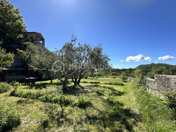 SOUS OFFRE - À quelques minutes à pied du centre ancien de Forcalquier, sur le versant sud de la citadelle, cette ancienne maison bénéficie d’un emplacement rare, avec jardin plein sud, vues dégagées et nombreuses dépendances.

La batisse est édifiée sur une parcelle d’environ 870 m², close de murs et en surplomb des collines environnantes. Plusieurs accès desservent la propriété permettant une multiplicité d'usages : un accès principal par la rue Saint-Pierre Prolongée et deux accès secondaires depuis la rue du Paradis.

La maison d'environ 100 m² habitables sur deux niveaux, avec combles partiellement aménageables, est répartie comme tel:

Le rez-de-chaussée comprend une entrée avec escalier central, une cuisine indépendante avec cellier, un séjour avec cheminée ainsi qu’un accès direct aux caves voûtées.
À l’étage, deux chambres et un bureau profitent de beaux volumes et d’une hauteur sous plafond d’environ 3,30 m.

Plusieurs éléments anciens sont aujourd'hui conservés: moulures, sols d’origine, cheminées et généreuses hauteurs sous plafond. 

Des potentiels d’agrandissement ou d'évolution : 
Dans le jardin, plusieurs cabanons cadastrés offrant différentes possibilités d’aménagement ou d’usage.
Sous le jardin, un garage, deux caves voûtées indépendantes.

L’ensemble nécessite une rénovation à affiner en fonction de vos besoins, mais présente un potentiel architectural et patrimonial rare au cœur de Forcalquier.