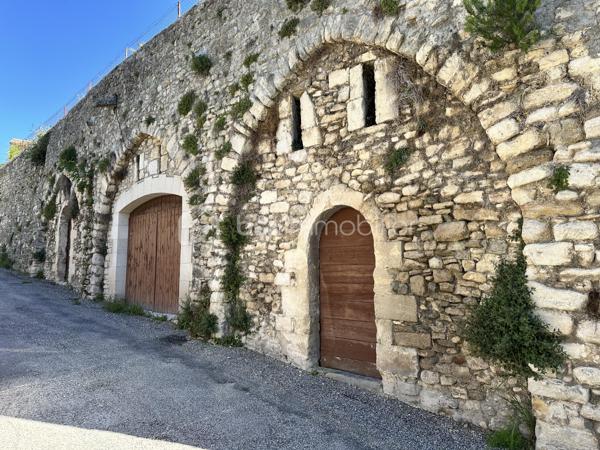SOUS OFFRE - À quelques minutes à pied du centre ancien de Forcalquier, sur le versant sud de la citadelle, cette ancienne maison bénéficie d’un emplacement rare, avec jardin plein sud, vues dégagées et nombreuses dépendances.

La batisse est édifiée sur une parcelle d’environ 870 m², close de murs et en surplomb des collines environnantes. Plusieurs accès desservent la propriété permettant une multiplicité d'usages : un accès principal par la rue Saint-Pierre Prolongée et deux accès secondaires depuis la rue du Paradis.

La maison d'environ 100 m² habitables sur deux niveaux, avec combles partiellement aménageables, est répartie comme tel:

Le rez-de-chaussée comprend une entrée avec escalier central, une cuisine indépendante avec cellier, un séjour avec cheminée ainsi qu’un accès direct aux caves voûtées.
À l’étage, deux chambres et un bureau profitent de beaux volumes et d’une hauteur sous plafond d’environ 3,30 m.

Plusieurs éléments anciens sont aujourd'hui conservés: moulures, sols d’origine, cheminées et généreuses hauteurs sous plafond. 

Des potentiels d’agrandissement ou d'évolution : 
Dans le jardin, plusieurs cabanons cadastrés offrant différentes possibilités d’aménagement ou d’usage.
Sous le jardin, un garage, deux caves voûtées indépendantes.

L’ensemble nécessite une rénovation à affiner en fonction de vos besoins, mais présente un potentiel architectural et patrimonial rare au cœur de Forcalquier.