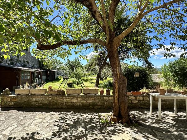 SOUS OFFRE - À quelques minutes à pied du centre ancien de Forcalquier, sur le versant sud de la citadelle, cette ancienne maison bénéficie d’un emplacement rare, avec jardin plein sud, vues dégagées et nombreuses dépendances.

La batisse est édifiée sur une parcelle d’environ 870 m², close de murs et en surplomb des collines environnantes. Plusieurs accès desservent la propriété permettant une multiplicité d'usages : un accès principal par la rue Saint-Pierre Prolongée et deux accès secondaires depuis la rue du Paradis.

La maison d'environ 100 m² habitables sur deux niveaux, avec combles partiellement aménageables, est répartie comme tel:

Le rez-de-chaussée comprend une entrée avec escalier central, une cuisine indépendante avec cellier, un séjour avec cheminée ainsi qu’un accès direct aux caves voûtées.
À l’étage, deux chambres et un bureau profitent de beaux volumes et d’une hauteur sous plafond d’environ 3,30 m.

Plusieurs éléments anciens sont aujourd'hui conservés: moulures, sols d’origine, cheminées et généreuses hauteurs sous plafond. 

Des potentiels d’agrandissement ou d'évolution : 
Dans le jardin, plusieurs cabanons cadastrés offrant différentes possibilités d’aménagement ou d’usage.
Sous le jardin, un garage, deux caves voûtées indépendantes.

L’ensemble nécessite une rénovation à affiner en fonction de vos besoins, mais présente un potentiel architectural et patrimonial rare au cœur de Forcalquier.