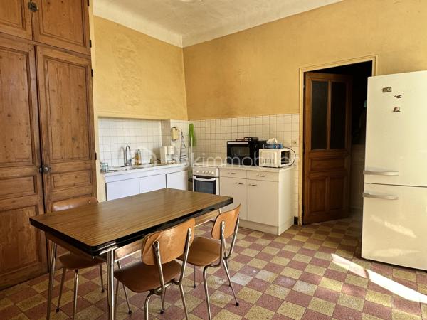 SOUS OFFRE - À quelques minutes à pied du centre ancien de Forcalquier, sur le versant sud de la citadelle, cette ancienne maison bénéficie d’un emplacement rare, avec jardin plein sud, vues dégagées et nombreuses dépendances.

La batisse est édifiée sur une parcelle d’environ 870 m², close de murs et en surplomb des collines environnantes. Plusieurs accès desservent la propriété permettant une multiplicité d'usages : un accès principal par la rue Saint-Pierre Prolongée et deux accès secondaires depuis la rue du Paradis.

La maison d'environ 100 m² habitables sur deux niveaux, avec combles partiellement aménageables, est répartie comme tel:

Le rez-de-chaussée comprend une entrée avec escalier central, une cuisine indépendante avec cellier, un séjour avec cheminée ainsi qu’un accès direct aux caves voûtées.
À l’étage, deux chambres et un bureau profitent de beaux volumes et d’une hauteur sous plafond d’environ 3,30 m.

Plusieurs éléments anciens sont aujourd'hui conservés: moulures, sols d’origine, cheminées et généreuses hauteurs sous plafond. 

Des potentiels d’agrandissement ou d'évolution : 
Dans le jardin, plusieurs cabanons cadastrés offrant différentes possibilités d’aménagement ou d’usage.
Sous le jardin, un garage, deux caves voûtées indépendantes.

L’ensemble nécessite une rénovation à affiner en fonction de vos besoins, mais présente un potentiel architectural et patrimonial rare au cœur de Forcalquier.