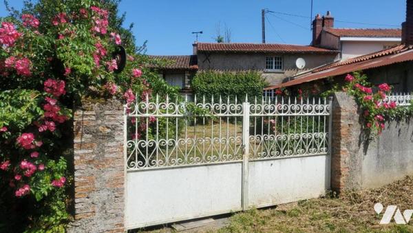 Maison de caractère au cœur de Liré – 1 hectare de terrain – Fort potentiel -215 m²