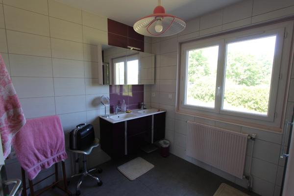 Maison à vendre 5 pièces de 106 m² à SAINTE MARIE SUR OUCHE (21), terrain de 2213 m² arboré.