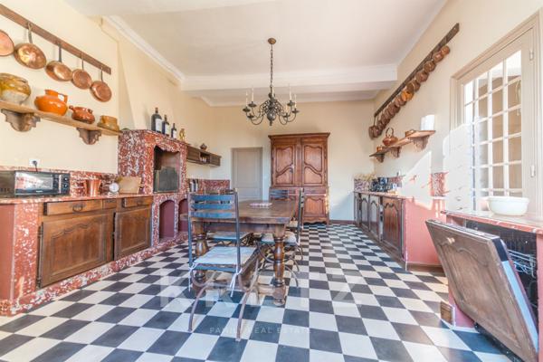 Château d’exception en Languedoc — domaine historique et raffiné