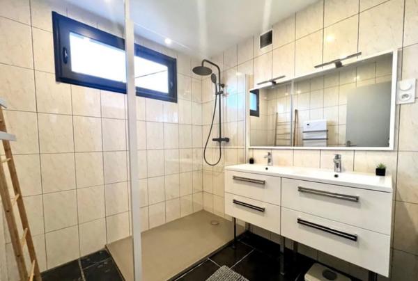 Maison rénovée dans un environnement calme à proximité des commodités