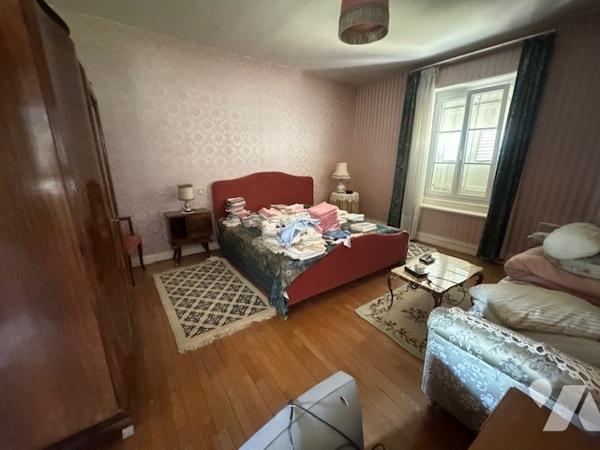 Maison comprenant deux logements indépendants avec aisances et dépendances à ECHENOZ LA MELINE