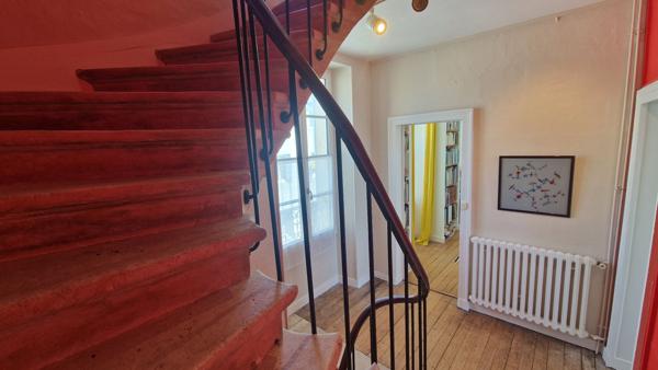 Maison - 9 pièces - 205 m²