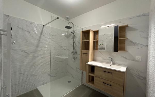 Maison à louer    5 pièces •  Balanzac