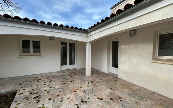 Maison à louer    5 pièces •  Balanzac