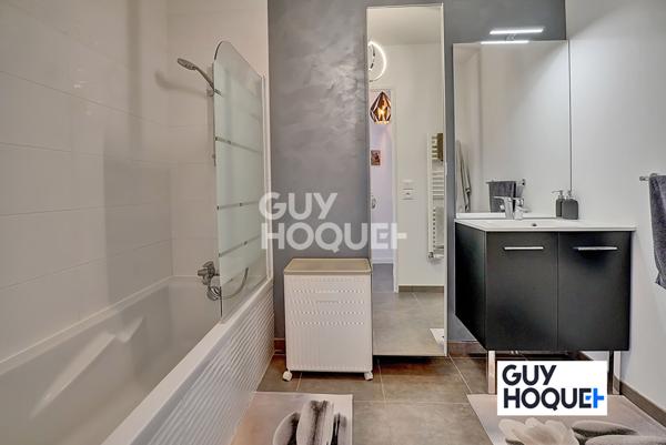 CARRE DE SOIE - T3 66 m² AVEC TERRASSE - METRO A / TRAMWAY T3 &T7