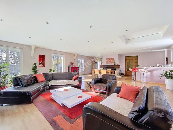 A VENDRE grande maison d'une superficie de 240 m² - 5 chambres - Château-Gontier, proche commerces.