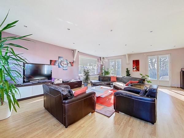 A VENDRE grande maison d'une superficie de 240 m² - 5 chambres - Château-Gontier, proche commerces.