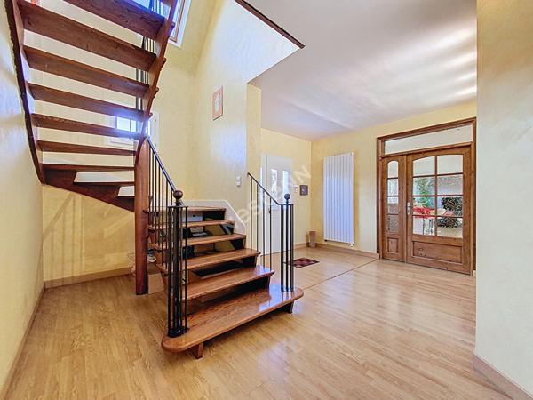 A VENDRE grande maison d'une superficie de 240 m² - 5 chambres - Château-Gontier, proche commerces.
