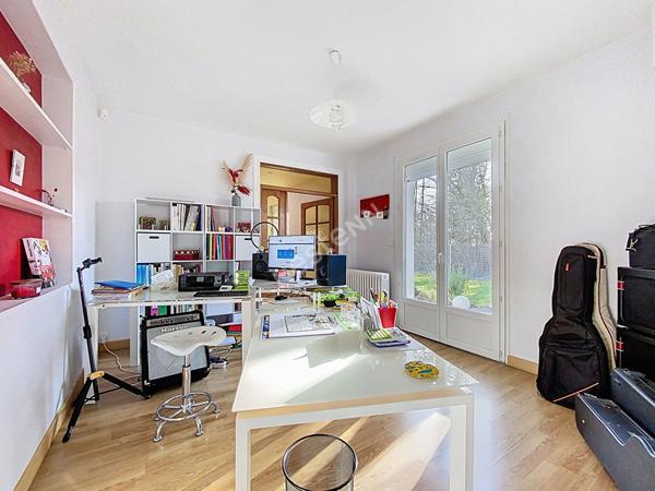 A VENDRE grande maison d'une superficie de 240 m² - 5 chambres - Château-Gontier, proche commerces.