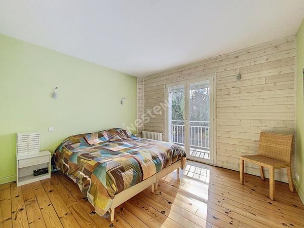 A VENDRE grande maison d'une superficie de 240 m² - 5 chambres - Château-Gontier, proche commerces.