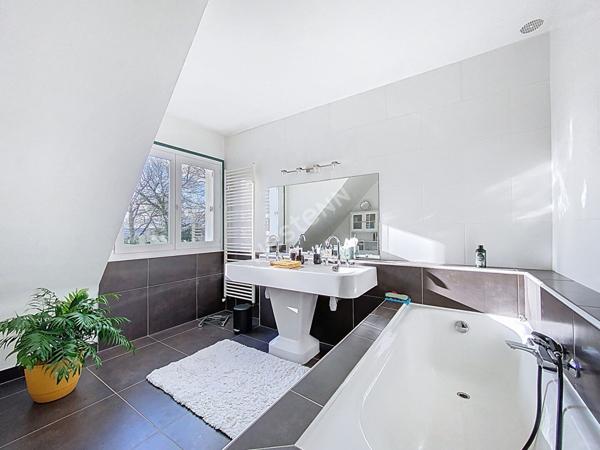 A VENDRE grande maison d'une superficie de 240 m² - 5 chambres - Château-Gontier, proche commerces.