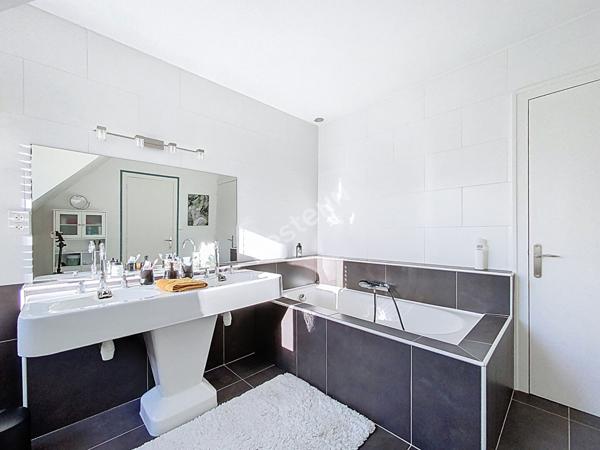 A VENDRE grande maison d'une superficie de 240 m² - 5 chambres - Château-Gontier, proche commerces.