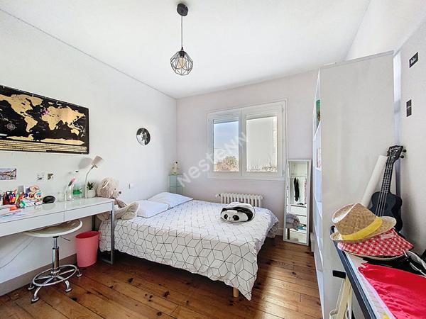 A VENDRE grande maison d'une superficie de 240 m² - 5 chambres - Château-Gontier, proche commerces.